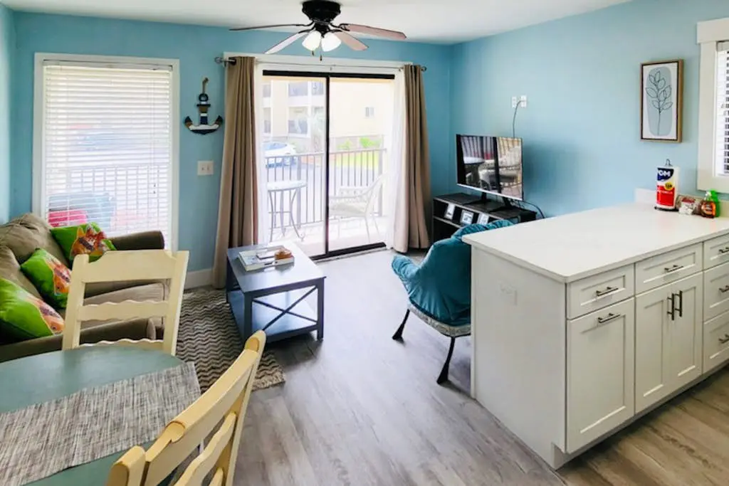 Coastal condo with pool, tennis, and gym access - balcony & central AC