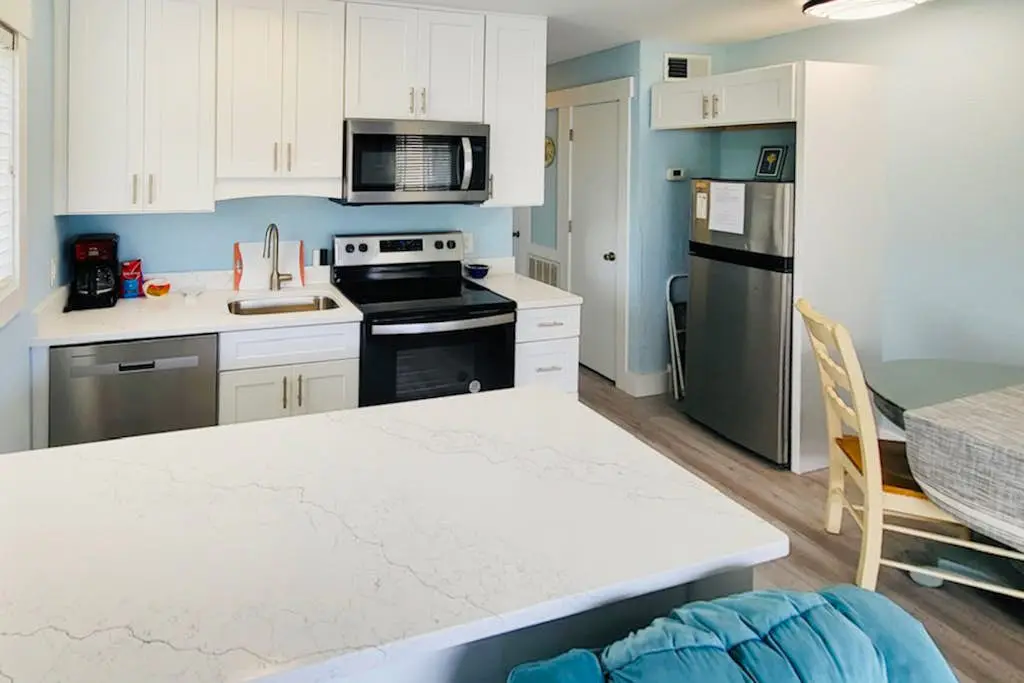 Coastal condo with pool, tennis, and gym access - balcony & central AC