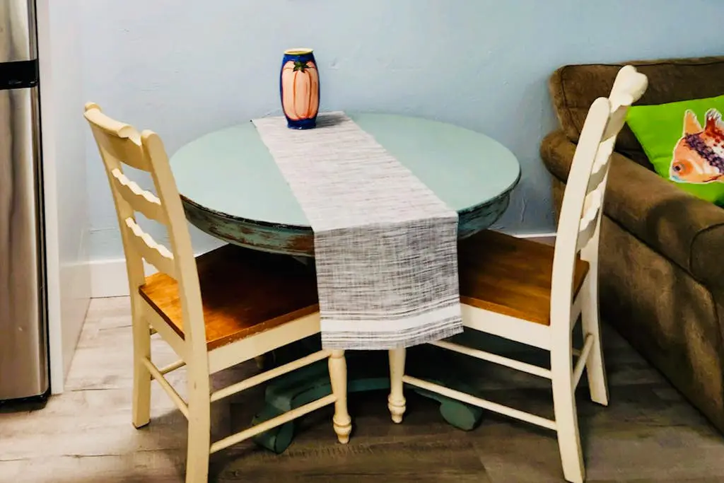 Coastal condo with pool, tennis, and gym access - balcony & central AC