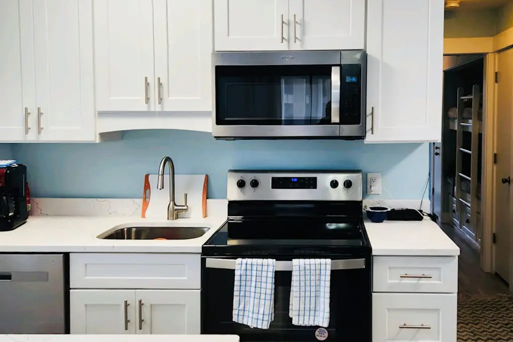 Coastal condo with pool, tennis, and gym access - balcony & central AC