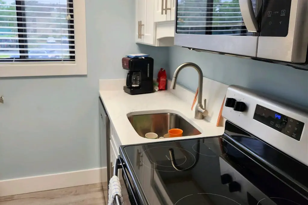 Coastal condo with pool, tennis, and gym access - balcony & central AC