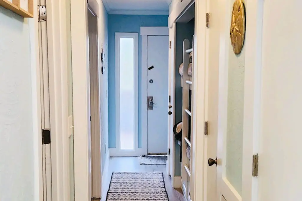 Coastal condo with pool, tennis, and gym access - balcony & central AC