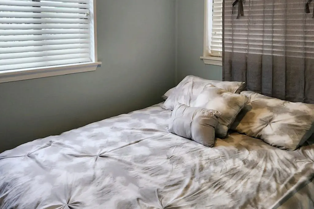 Coastal condo with pool, tennis, and gym access - balcony & central AC