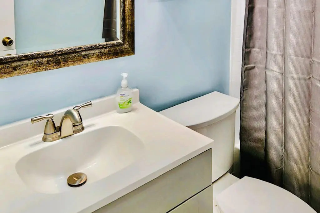 Coastal condo with pool, tennis, and gym access - balcony & central AC