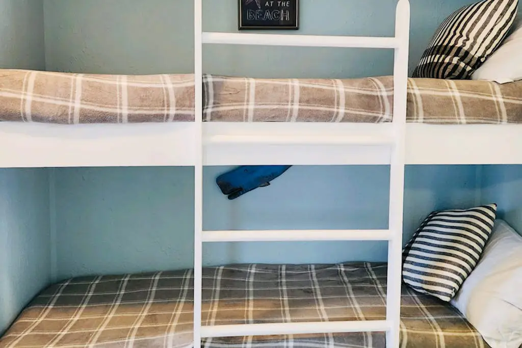 Coastal condo with pool, tennis, and gym access - balcony & central AC