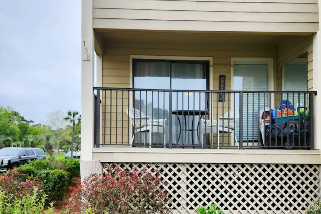 Coastal condo with pool, tennis, and gym access - balcony & central AC