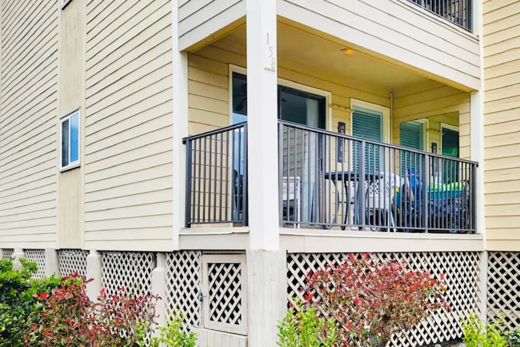 Coastal condo with pool, tennis, and gym access - balcony & central AC