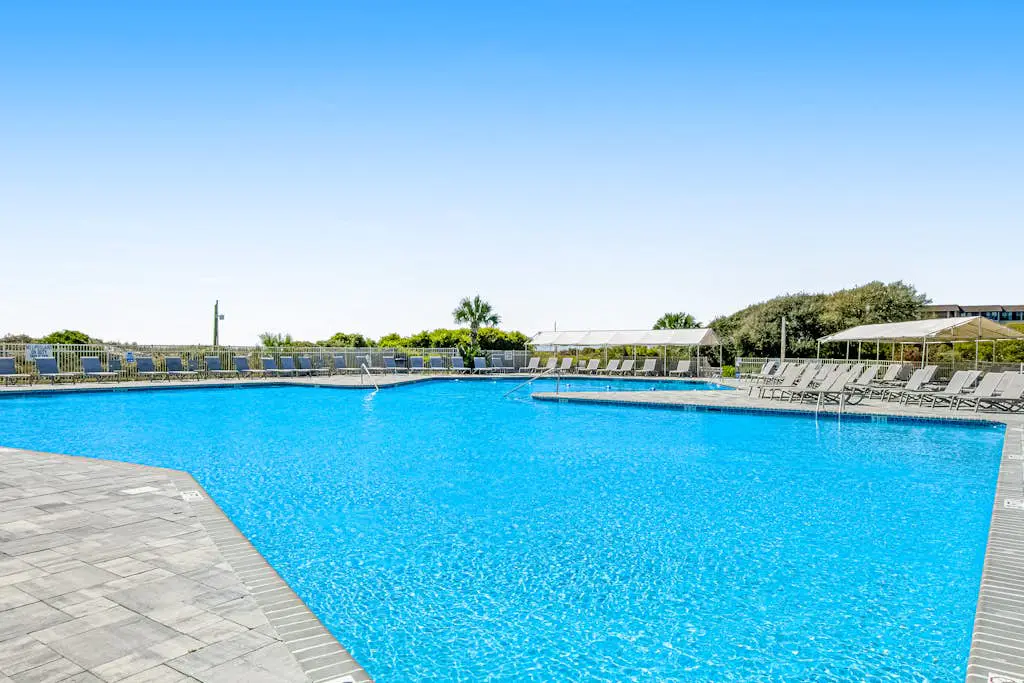 Coastal condo with pool, tennis, and gym access - balcony & central AC