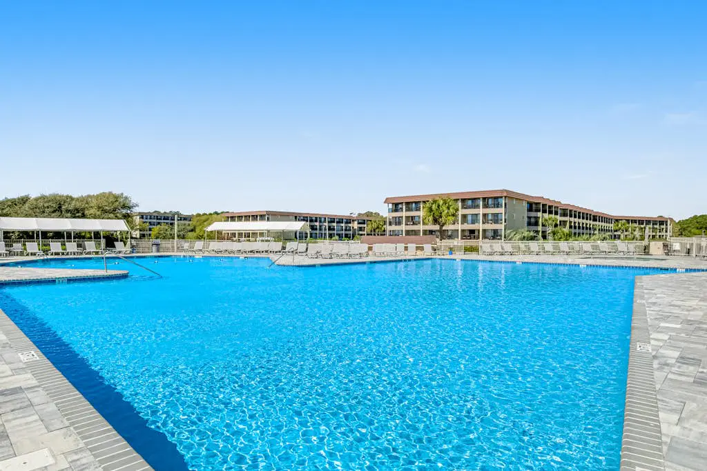 Coastal condo with pool, tennis, and gym access - balcony & central AC