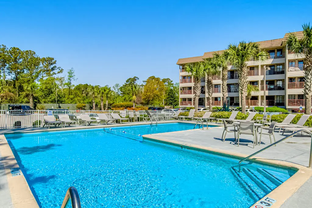 Coastal condo with pool, tennis, and gym access - balcony & central AC