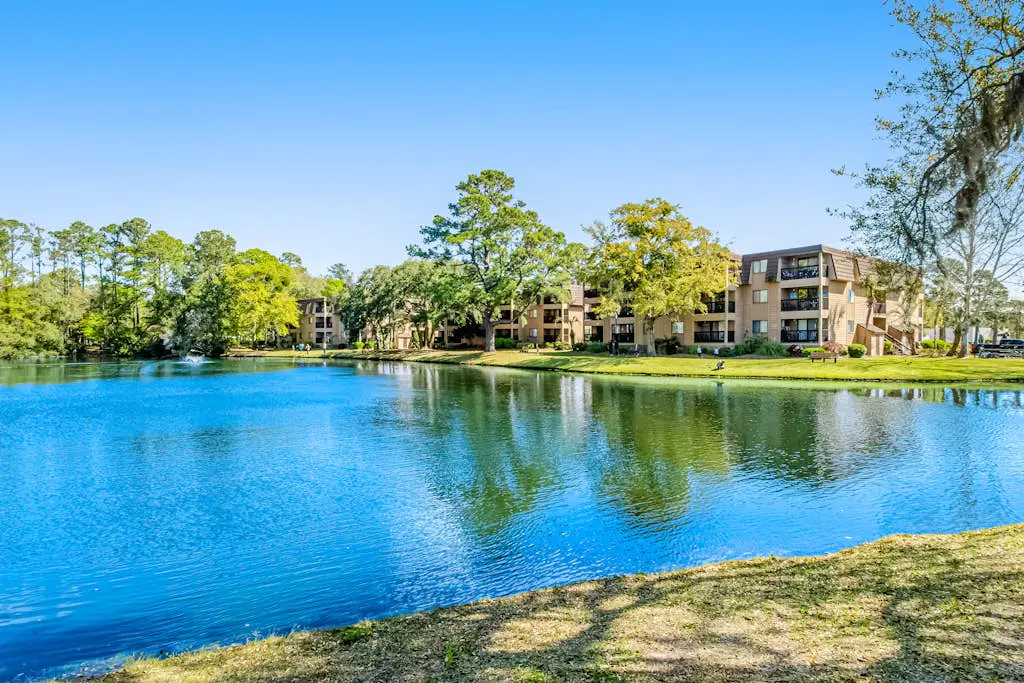 Coastal condo with pool, tennis, and gym access - balcony & central AC