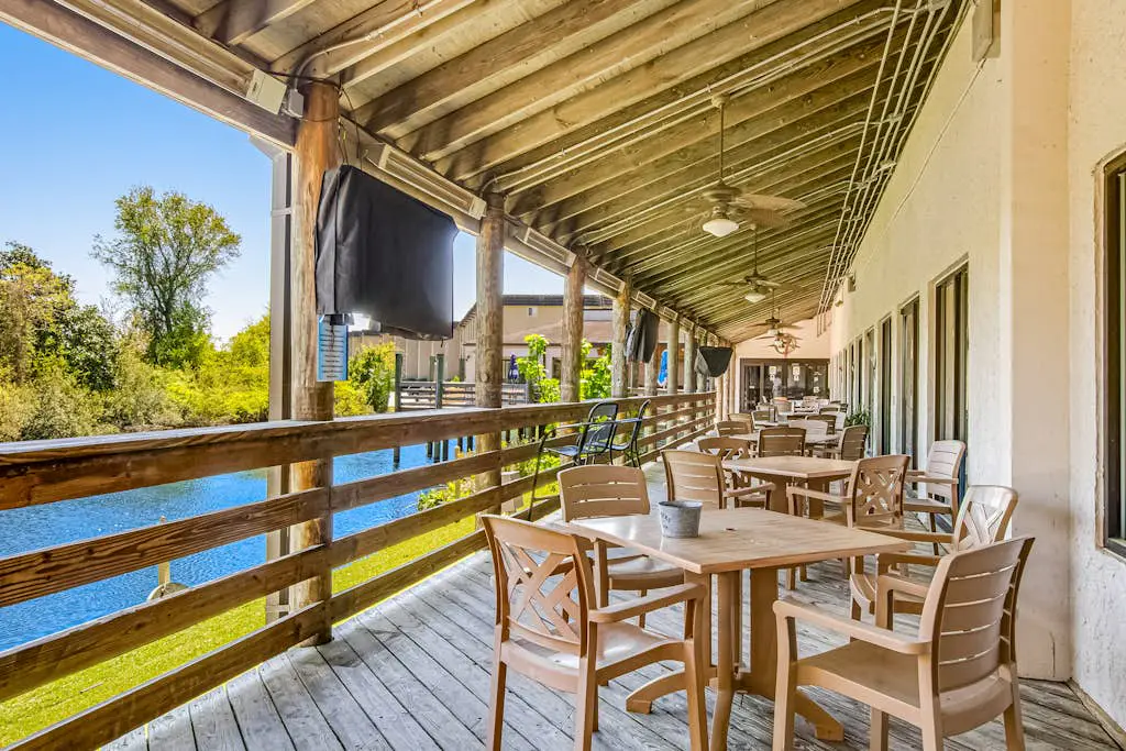 Coastal condo with pool, tennis, and gym access - balcony & central AC