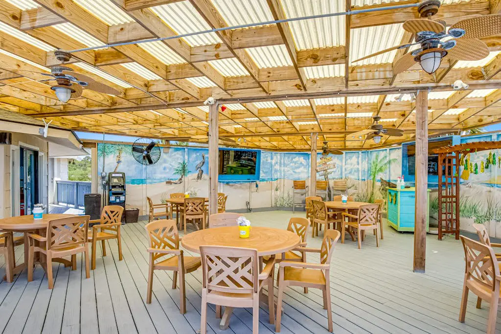 Coastal condo with pool, tennis, and gym access - balcony & central AC