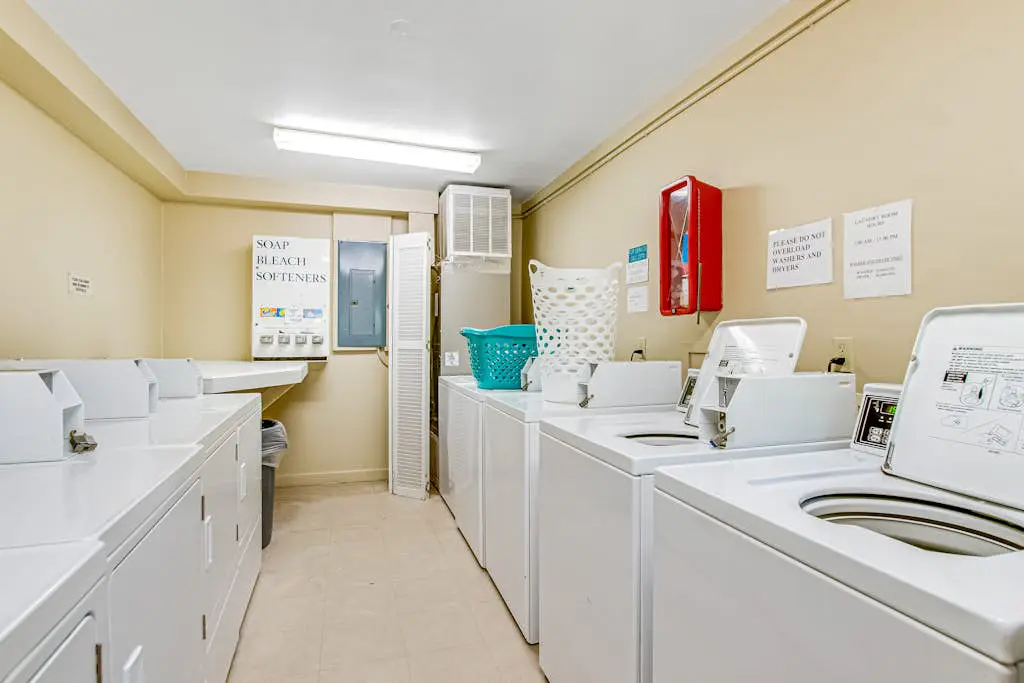 Coastal condo with pool, tennis, and gym access - balcony & central AC