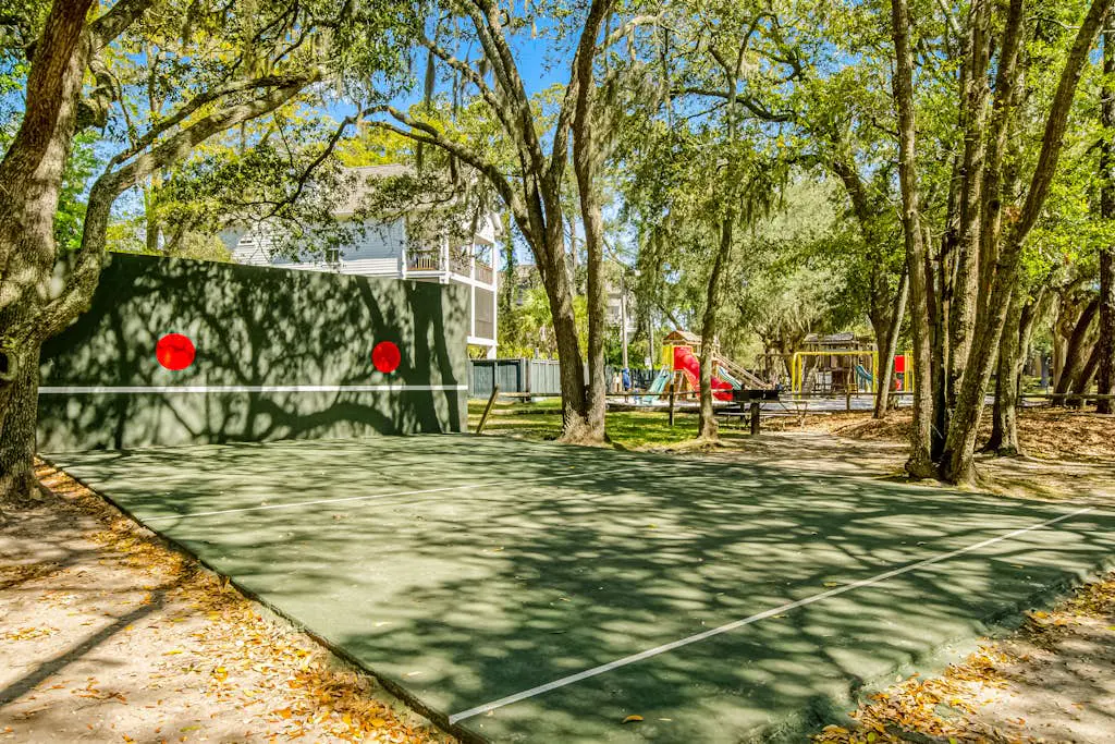 Coastal condo with pool, tennis, and gym access - balcony & central AC
