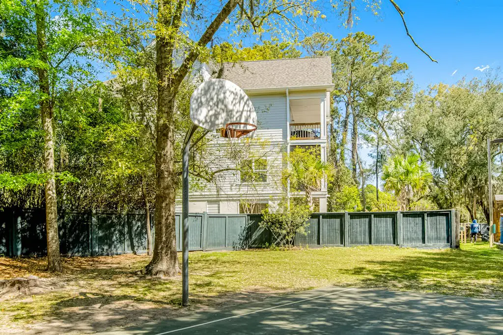 Coastal condo with pool, tennis, and gym access - balcony & central AC