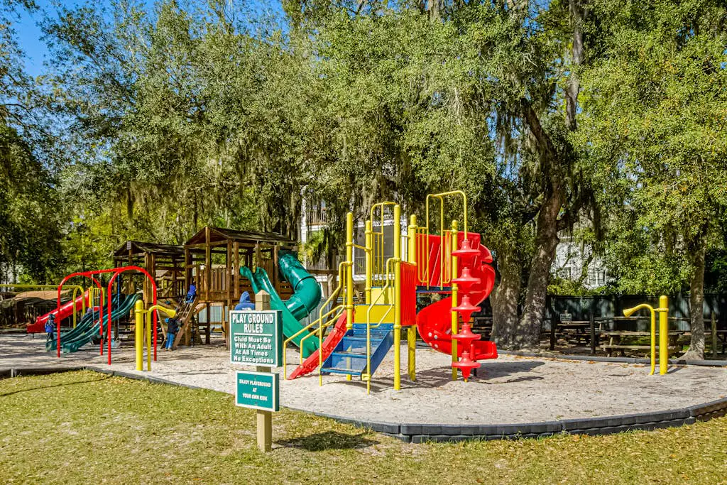 Coastal condo with pool, tennis, and gym access - balcony & central AC