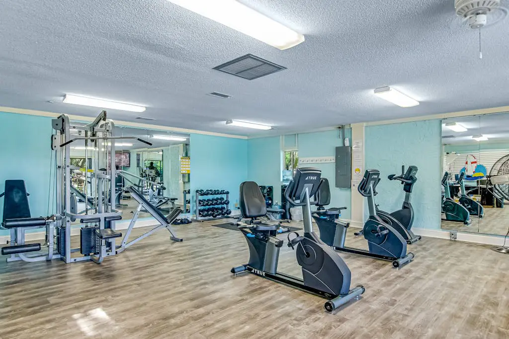 Coastal condo with pool, tennis, and gym access - balcony & central AC