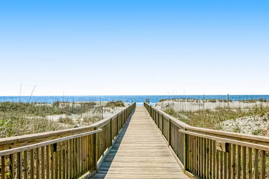 Coastal condo with pool, tennis, and gym access - balcony & central AC
