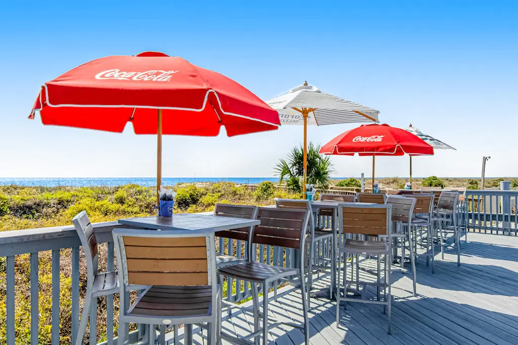 Coastal condo with pool, tennis, and gym access - balcony & central AC