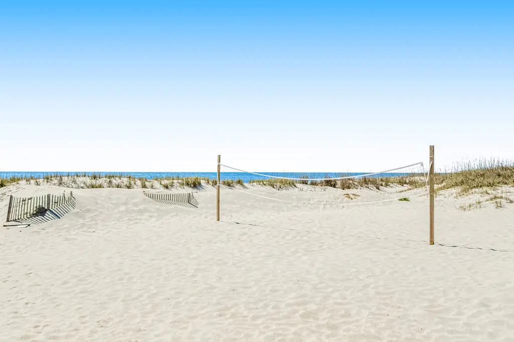 Coastal condo with pool, tennis, and gym access - balcony & central AC