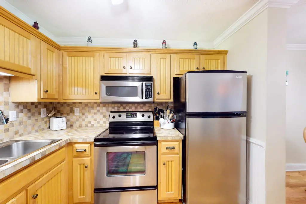 3rd-floor condo with water views, balcony, pools, gym, & beach access