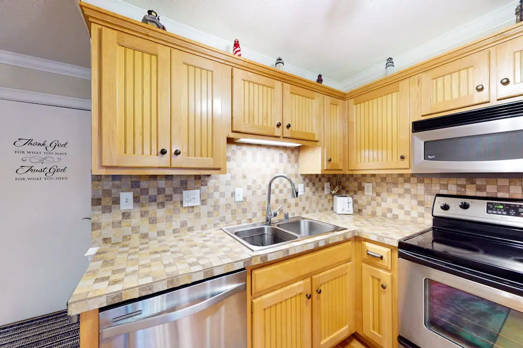 3rd-floor condo with water views, balcony, pools, gym, & beach access