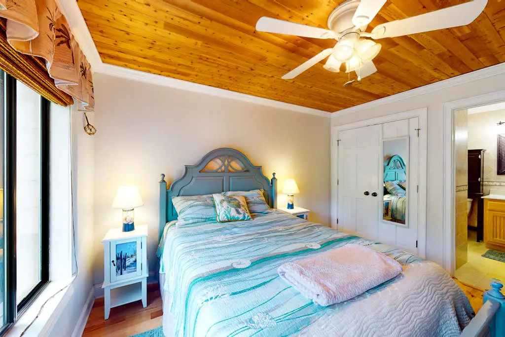 3rd-floor condo with water views, balcony, pools, gym, & beach access