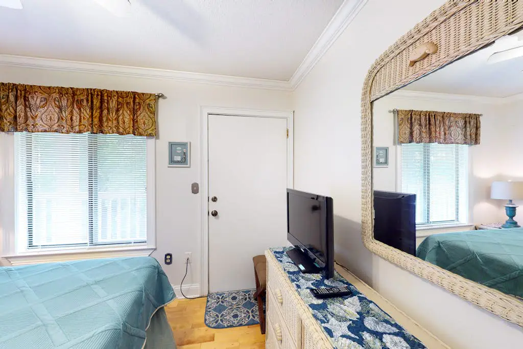 3rd-floor condo with water views, balcony, pools, gym, & beach access