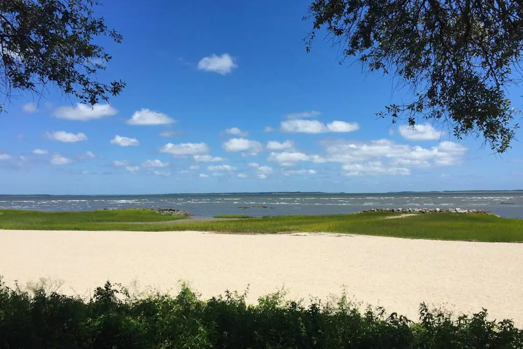 3rd-floor condo with water views, balcony, pools, gym, & beach access