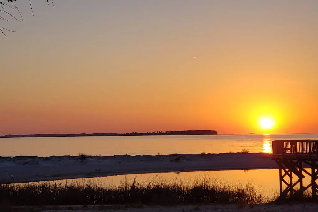 3rd-floor condo with water views, balcony, pools, gym, & beach access
