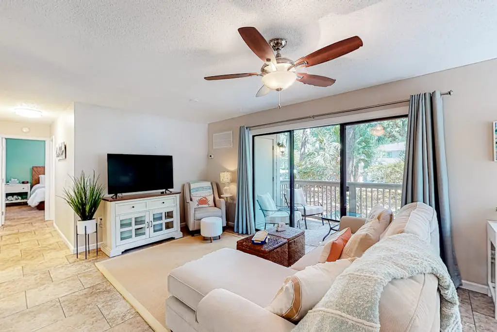 Beachy condo near the ocean with a furnished deck, AC, & outdoor pool