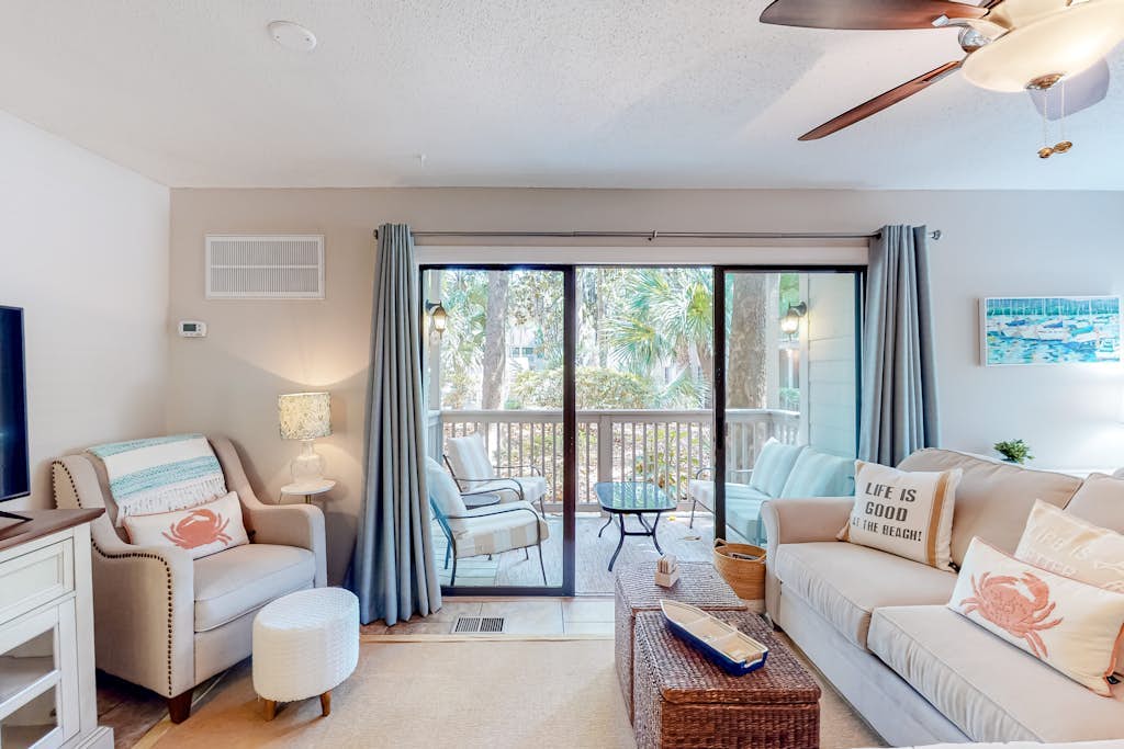 Beachy condo near the ocean with a furnished deck, AC, & outdoor pool