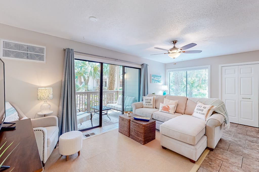 Beachy condo near the ocean with a furnished deck, AC, & outdoor pool
