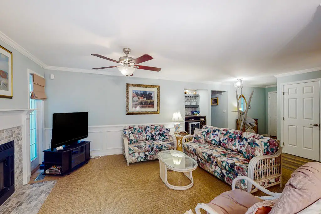Dog-friendly villa with pool, tennis, pickleball, on-site golf, deck, & W/D