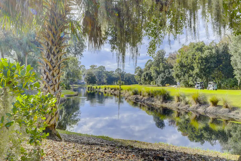 Dog-friendly villa with pool, tennis, pickleball, on-site golf, deck, & W/D