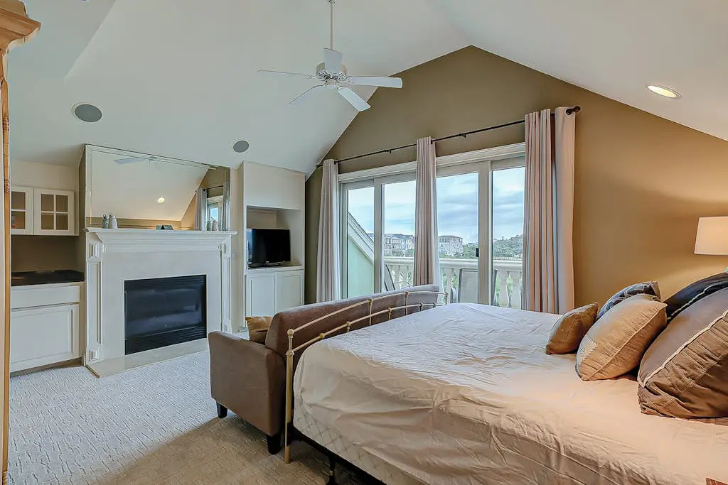 Beachfront beauty with pool access - fireplaces, jetted tub, balconies, & W/D