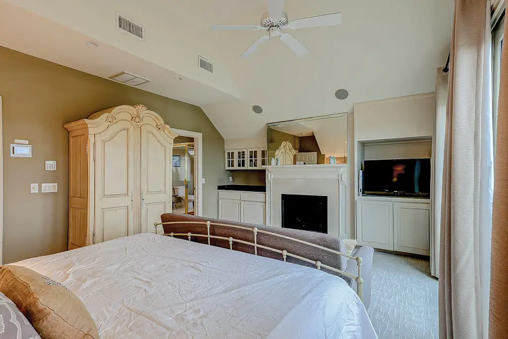 Beachfront beauty with pool access - fireplaces, jetted tub, balconies, & W/D