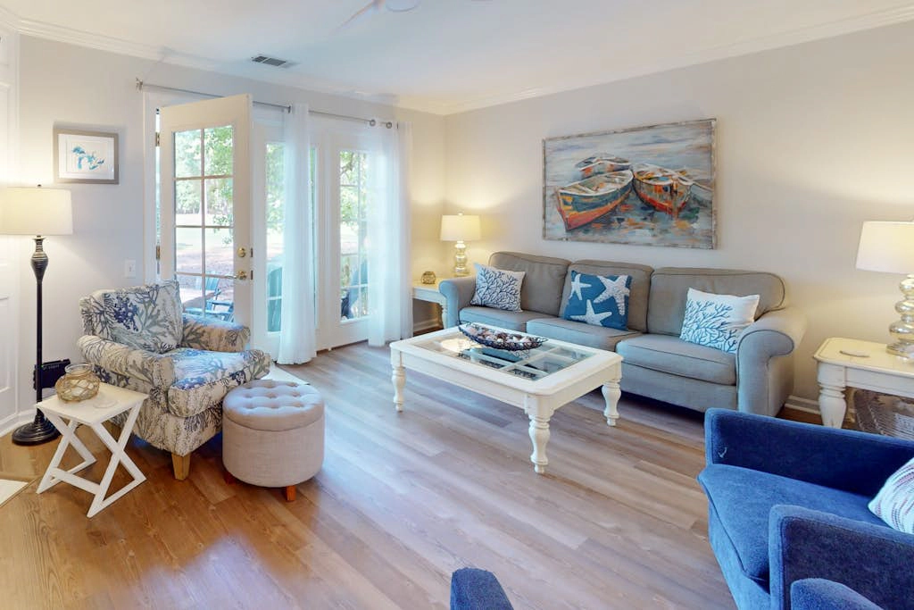 Golf course view condo with on site pool, tennis, & private patio
