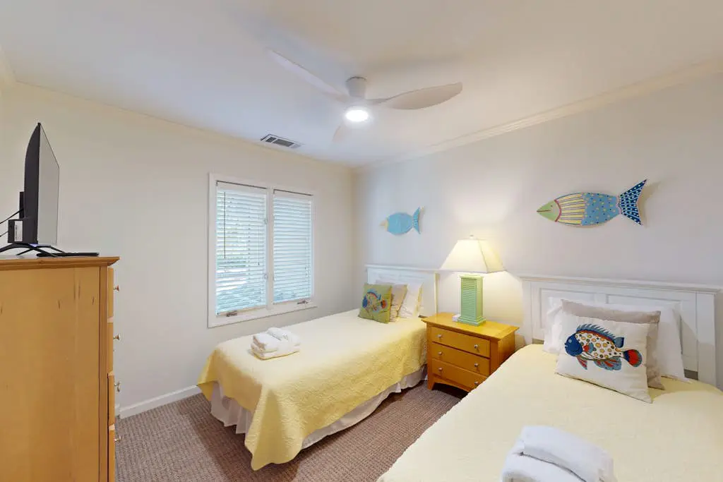Golf course-view condo with on-site pool, tennis, & private patio