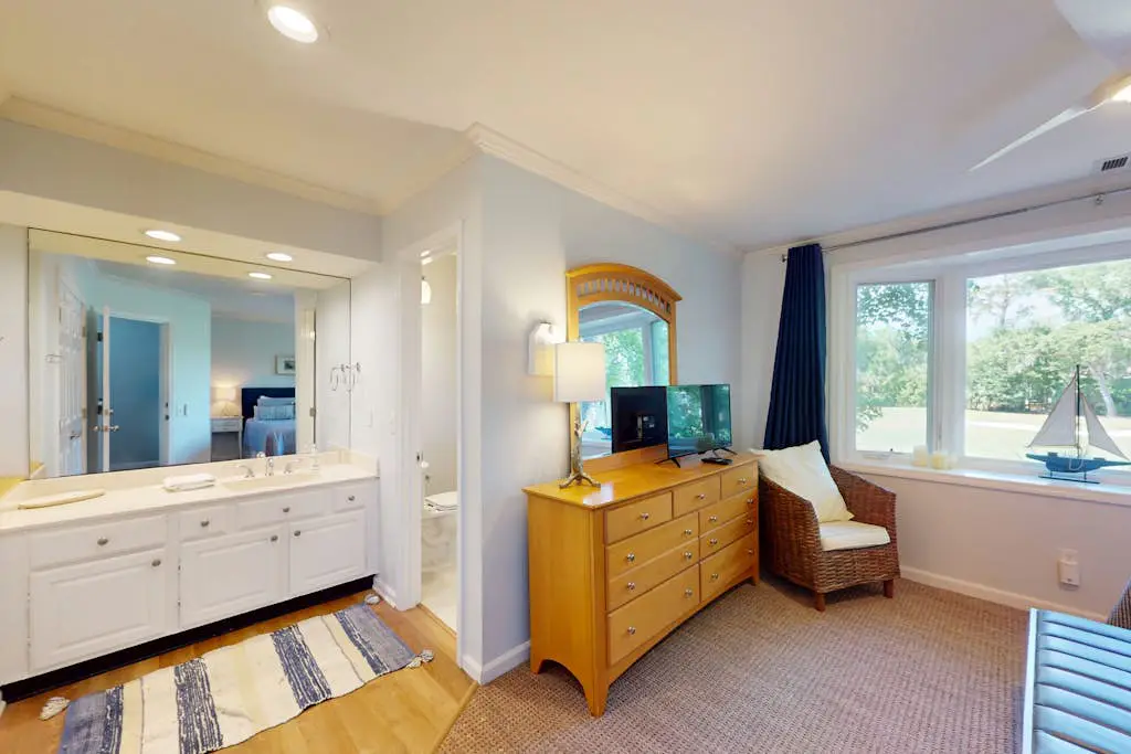 Golf course-view condo with on-site pool, tennis, & private patio