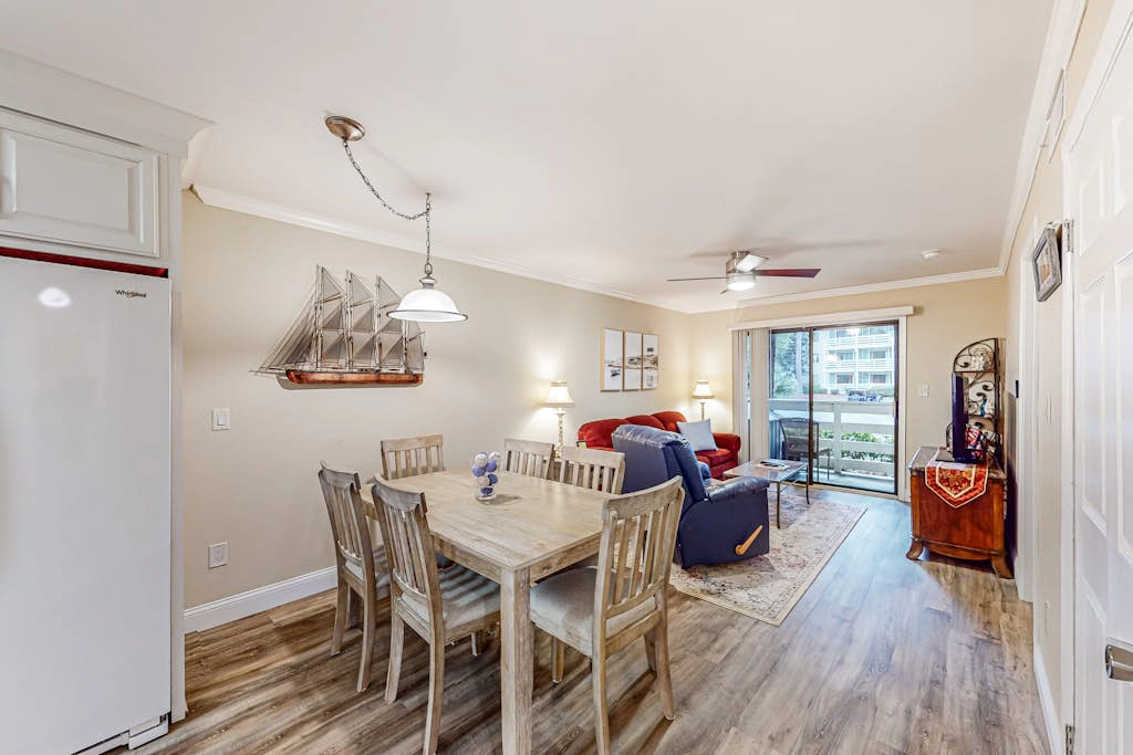 Coastal condo with balcony, washer/dryer, heated pool, hot tub, & tennis courts