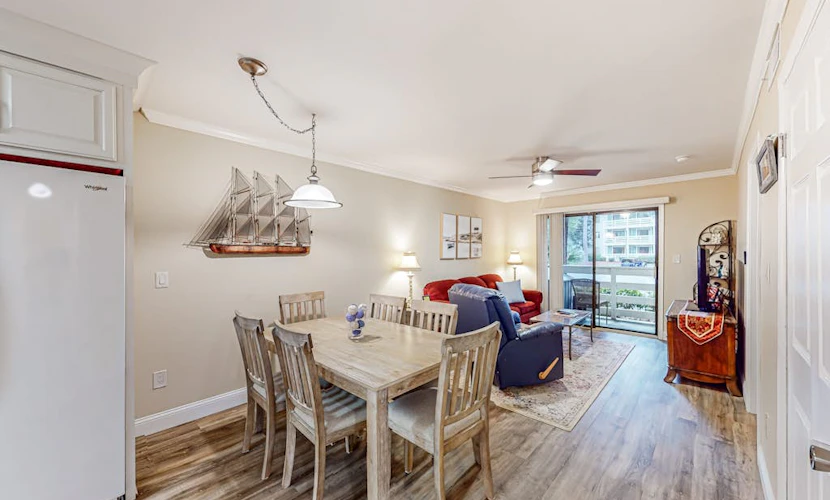Coastal condo with balcony, washer/dryer, heated pool, hot tub, & tennis courts