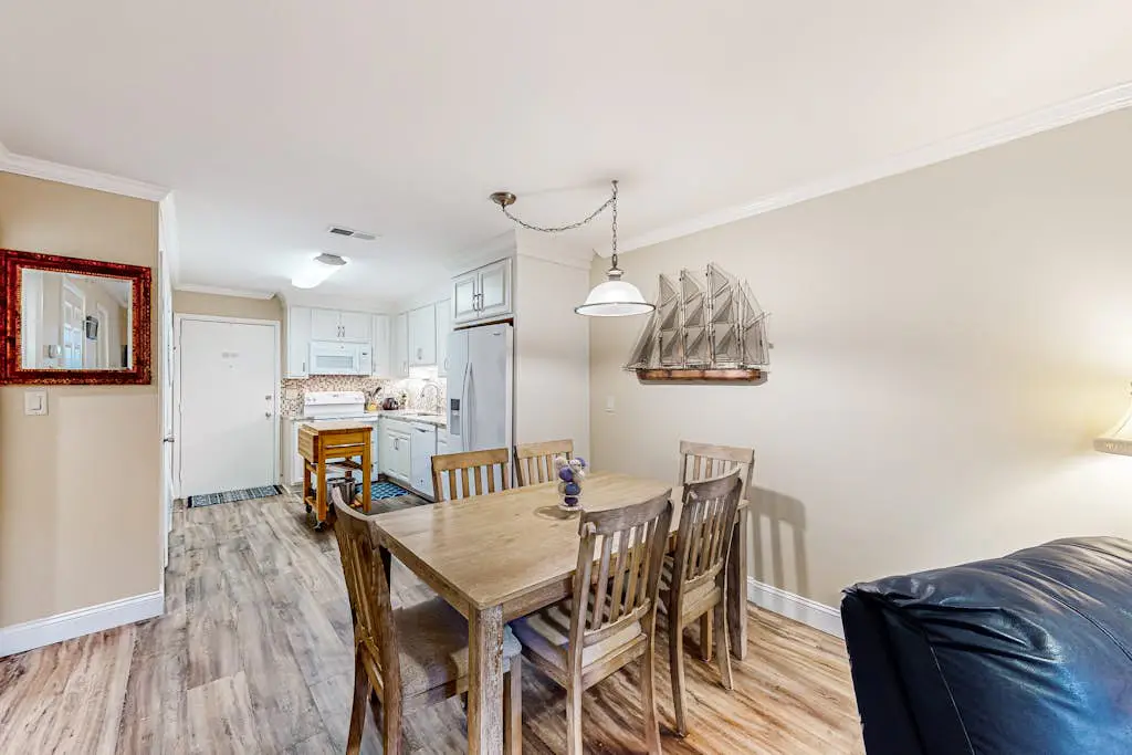 Coastal condo with balcony, washer/dryer, heated pool, hot tub, & tennis courts