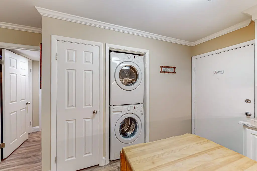 Coastal condo with balcony, washer/dryer, heated pool, hot tub, & tennis courts