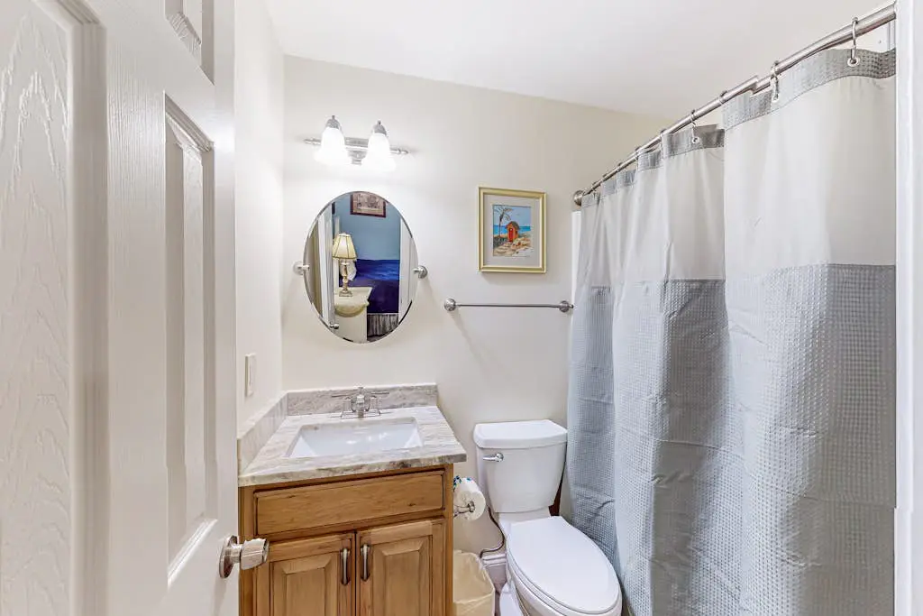 Coastal condo with balcony, washer/dryer, heated pool, hot tub, & tennis courts