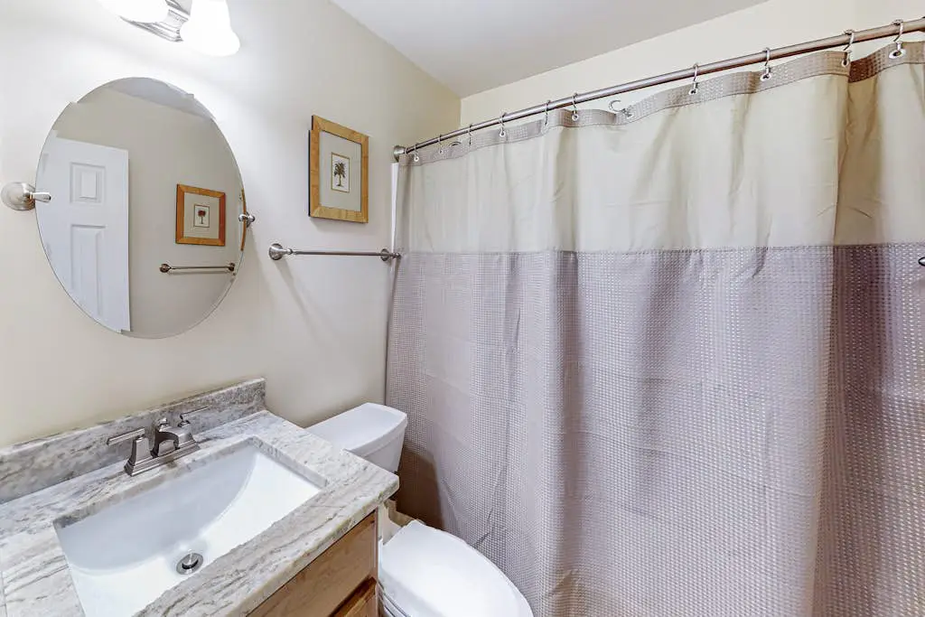 Coastal condo with balcony, washer/dryer, heated pool, hot tub, & tennis courts