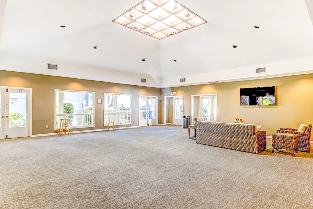 Coastal condo with balcony, washer/dryer, heated pool, hot tub, & tennis courts