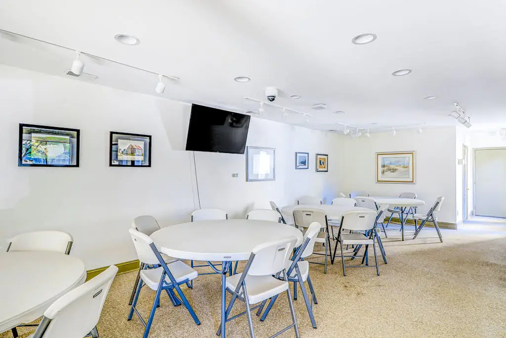 Coastal condo with balcony, washer/dryer, heated pool, hot tub, & tennis courts