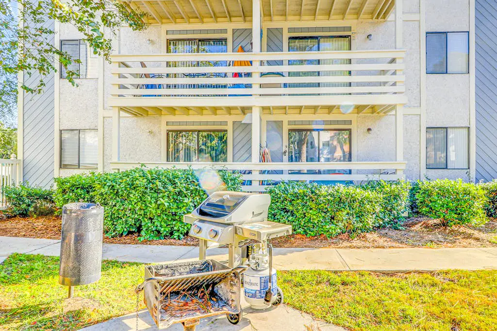 Coastal condo with balcony, washer/dryer, heated pool, hot tub, & tennis courts